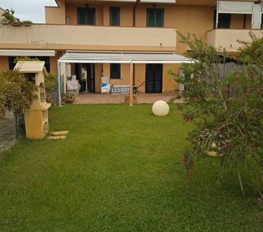 Villetta a schiera in vendita a Orbetello, Frazione Albinia, Via della Pace 41