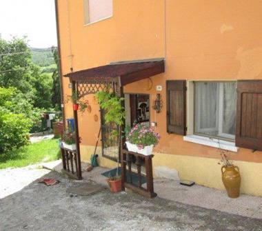 Quadrilocale in vendita a Camugnano, Frazione Burzanella, via della Chiesa 29