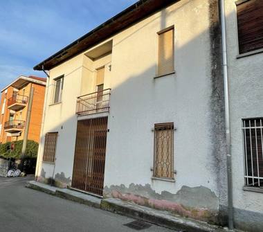 Porzione di casa in vendita a Varano Borghi (Varese), Via A. Fogazzaro 10