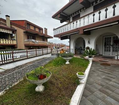 Villetta a schiera in vendita a Frosinone, Frazione Centro città, Via Alatri 151