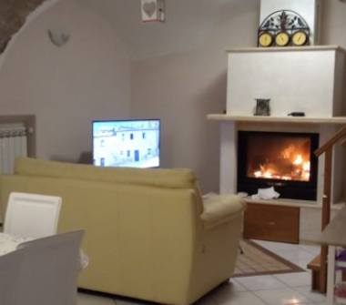 Casa indipendente in vendita a Collelongo (L'Aquila), Via Roma 144