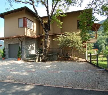 Casa indipendente in vendita a Laveno-Mombello, Frazione Casere