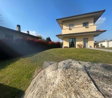 Villa in vendita a Sumirago, Frazione Quinzano San Pietro, Via Mirabello 13