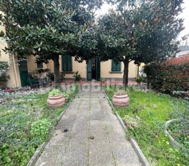 Casa indipendente in vendita a Prato, Zona Narnali
