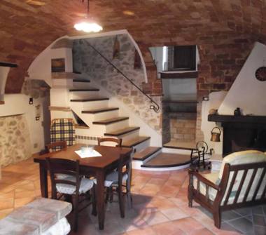 Affitto Rustico/Casale Vacanze a Castel Sant'Angelo, Frazione Canetra, Via Carducci 1