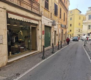 Negozio in vendita a Nettuno (Roma), via Romana 14