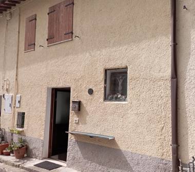 Casa indipendente in vendita a Pioraco (Macerata)