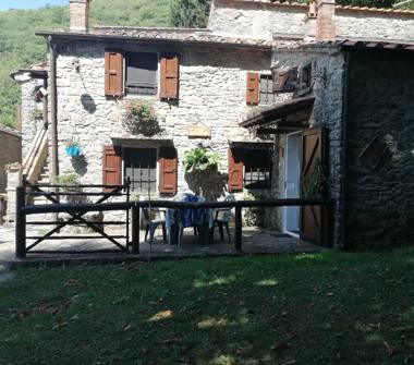 Rustico/Casale in vendita a Pistoia, Frazione Sammommè, via di Sammomme' alla collina 82