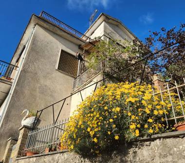 Casa indipendente in vendita a Poggio Catino (Rieti), Via Roma 37