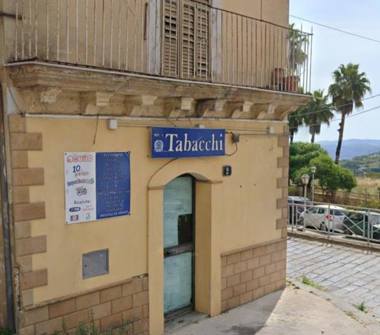 Negozio in vendita a Caltagirone (Catania), Via Leonardo 1