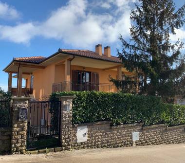 Casa indipendente in vendita a Caprarola (Viterbo), Viale A. Gramsci 34