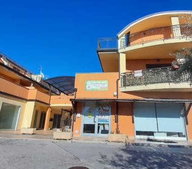 Palazzo/Stabile in vendita a Vasto, Frazione Marina Di Vasto, Via Incoronata 149