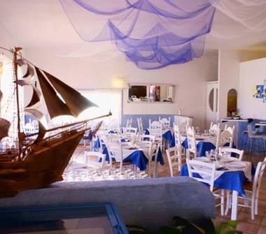 Bar in vendita a Santa Teresa Gallura (Sassari), Via Porto Quadro 1