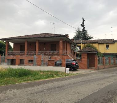 Villa in vendita a Voghera (Pavia), Strada Montrucco 1