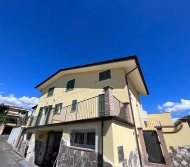Porzione di casa in vendita a Carrara, Frazione Marina Di Carrara