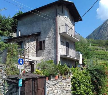 Casa indipendente in vendita a Sondrio, Frazione Mossini, Via Maioni 263