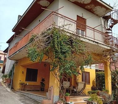 Casa indipendente in vendita a Lariano (Roma), Via Roma