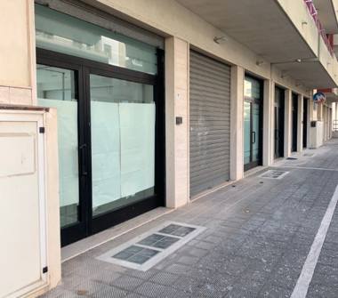 Negozio in affitto a Matera (Matera), Via Cosenza 27