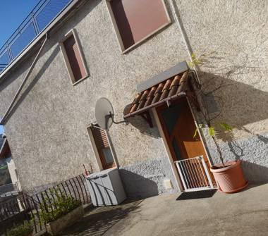 Casa indipendente in vendita a Val Brembilla (Bergamo), Via S. Croce 81