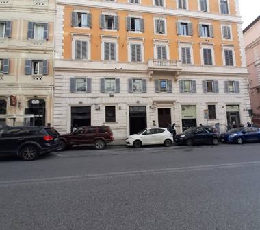 Negozio in vendita a Roma, Zona Centro Storico, Via Cavour 206