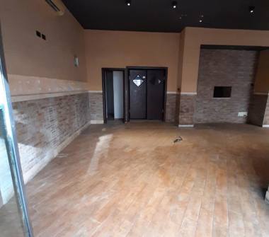 Negozio in vendita a Roma, Zona Re di Roma, Via Cavour 206