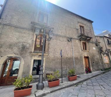 Casa indipendente in vendita a Montalbano Elicona (Messina), Corso Principe Umberto 1