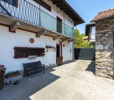 Casa indipendente in vendita a Gignese, Frazione Vezzo, Via IV Novembre 39