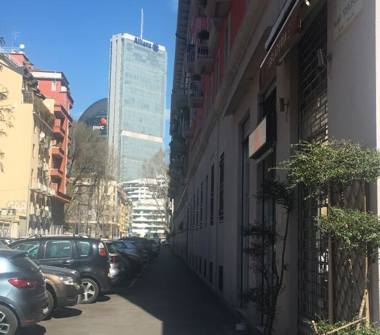 Negozio in vendita a Milano, Zona Fiera, Via Tiziano 13