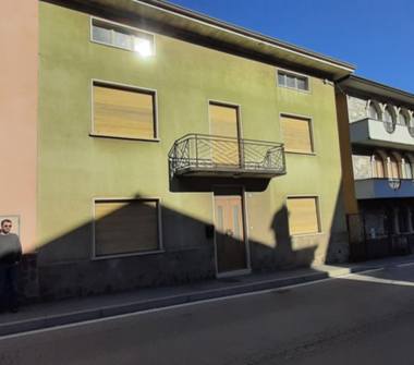 Palazzo/Stabile in vendita a Vertova (Bergamo), Via IV Novembre 42