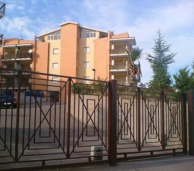 Palazzo/Stabile in vendita a Rende, Frazione Santo Stefano Di Rende, Via Portogallo 11