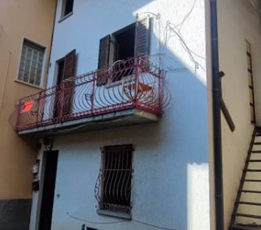 Casa indipendente in vendita a Casnigo (Bergamo), Via Vittorio Emanuele II 20