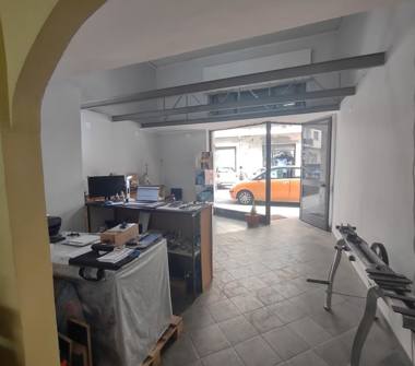 Magazzino in vendita a Cosenza, Frazione Centro città, Via Ezio Tarantelli 15