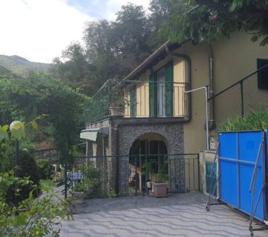 Casa indipendente in vendita a Albisola Superiore, Frazione Ellera, Via Montenotte 3
