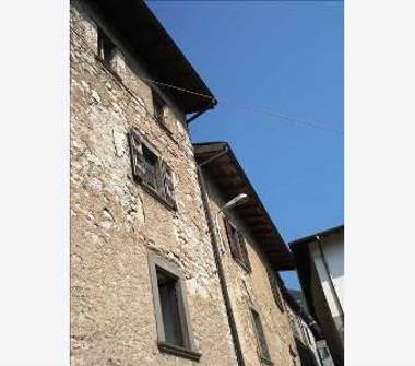 Rustico/Casale in vendita a Palazzago, Frazione Burligo