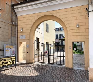 Showroom in vendita a Garbagnate Milanese (Milano), Via Manzoni 46