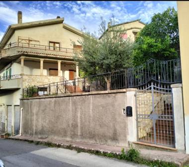 Casa indipendente in vendita a Ozieri (Sassari), Via Pastorino 9