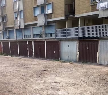 Garage/Auto silos in vendita a Solaro (Milano), Via San Pietro 24