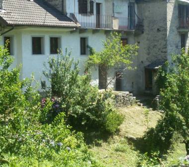 Casa indipendente in affitto a Domodossola, Frazione Monteossolano, Borgata Pregliasca 1