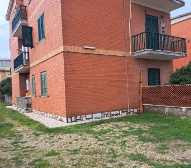 Trilocale in vendita a Pomezia, Frazione Torvaianica Alta