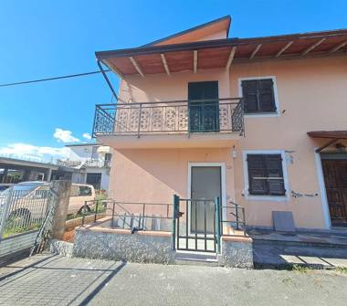 Porzione di casa in vendita a Luni, Frazione Casano, Strada Statale 1 171