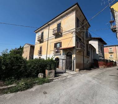 Casa indipendente in vendita a Sulmona, Frazione Cavate