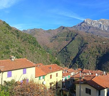 Casa indipendente in vendita a Seravezza, Frazione Basati, Via Stradone 692