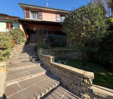 Casa indipendente in vendita a Albino, Frazione Bondo Petello