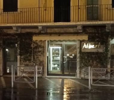 Negozio in affitto a Pietra Ligure (Savona), Viale 25 Aprile 27