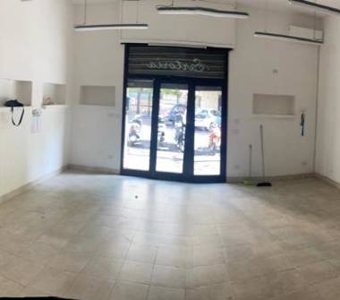 Negozio in vendita a Roma, Zona San Giovanni, via tommaso da celano 36