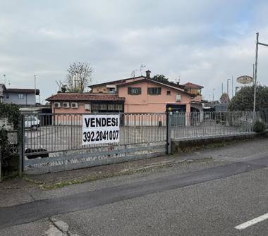 Stabile/Palazzo in vendita a Isso (Bergamo)