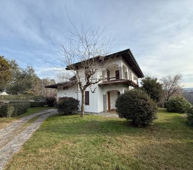 Villa in vendita a Taino (Varese)