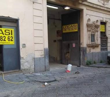 Negozio in affitto a Napoli, Zona San Carlo all'Arena, Via Michele Morelli 24