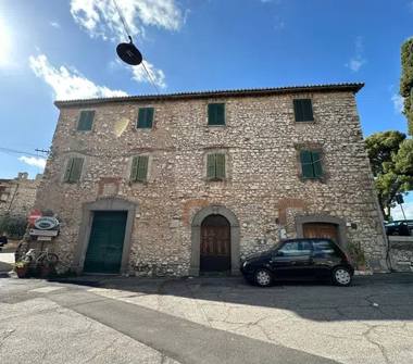 Palazzo/Stabile in vendita a Moricone (Roma), Piazza Sforza Cesarini 14