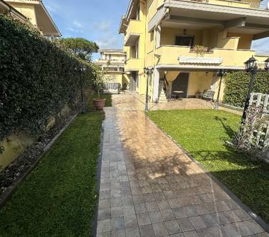 Porzione di casa in vendita a Fiumicino, Frazione Stazione Di Maccarese-Fregene, Via Lido Orrì 25